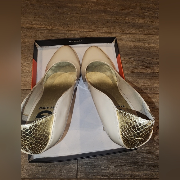 G by Guess Nude Pumps - Picture 2 of 7